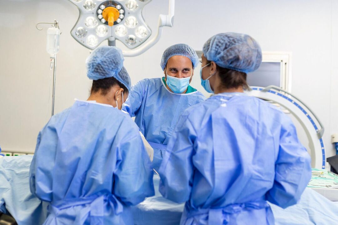 Plastik cerrahlar bir erkeğin penisini büyütmek için ameliyat yapıyor
